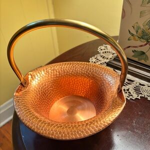 Vintage Coppercraft Guild hammered copper basket with brass handle